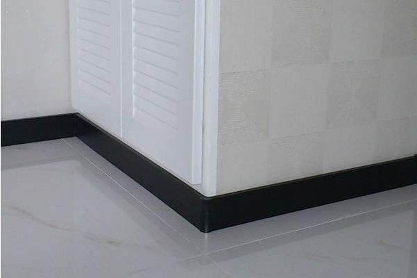 踢腳線既美觀又能保護(hù)墻面，今天就來聊聊瓷磚踢腳線的安裝